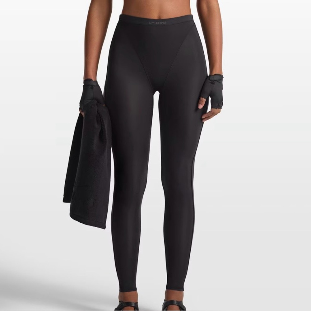 Skims Nike Women's Black v panel  Leggings x small